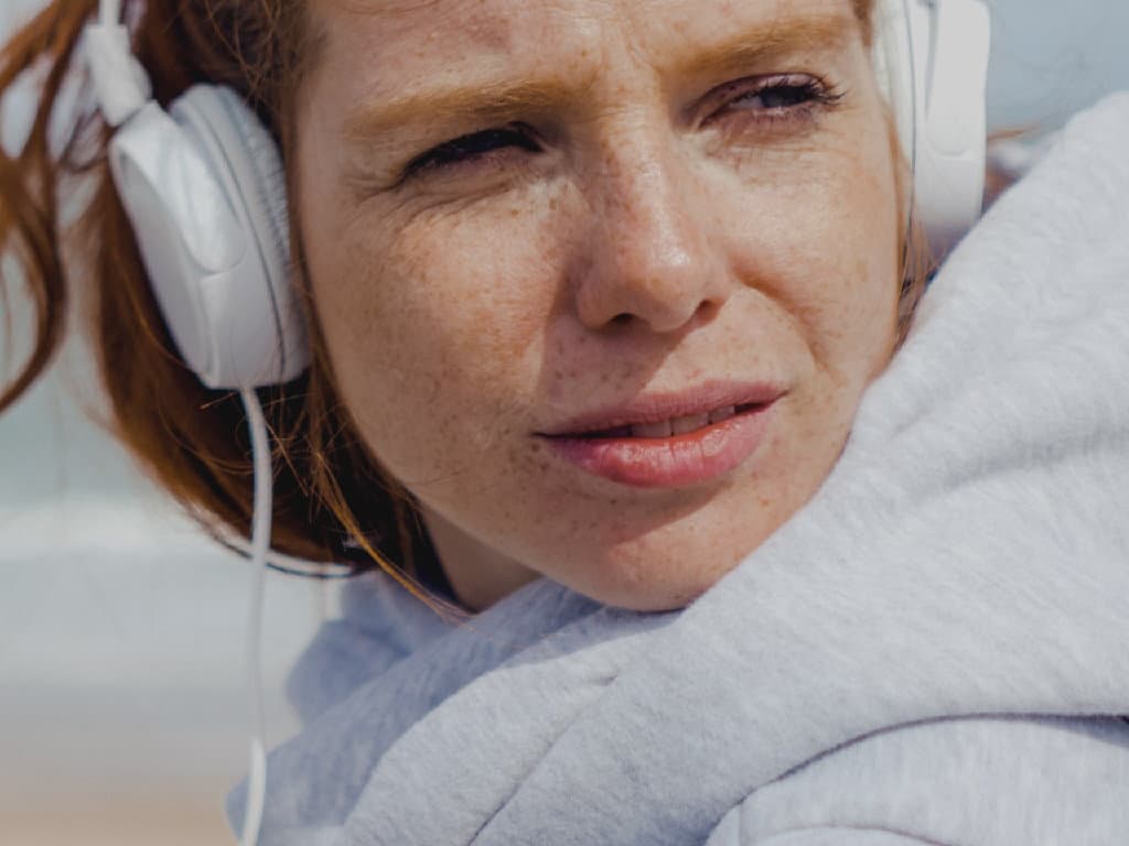 Woman headphones L
